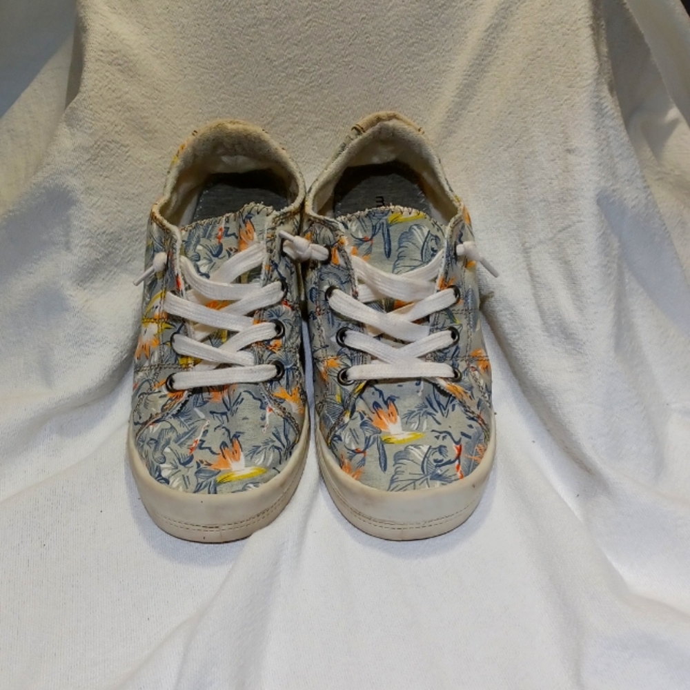 Woman's Tropical Design Maurices shoes size 8